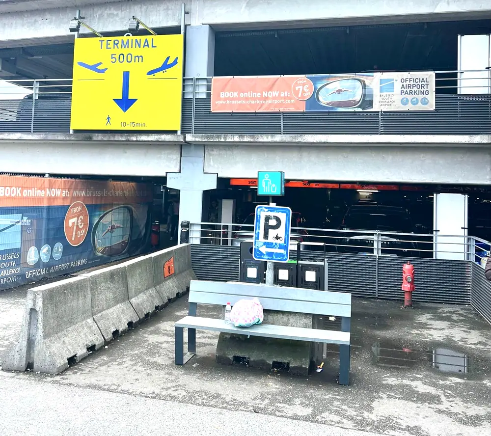 Point de rendez-vous de la navette au parking P2 de l'aéroport de Charleroi